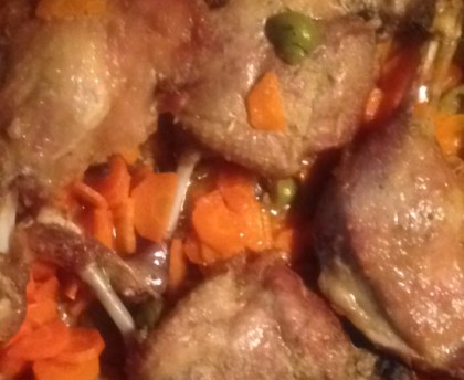 Cuisses de canard aux carottes, champignons et pruneaux