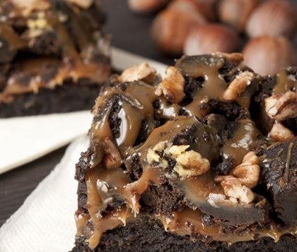 Brownies déstructurés au caramel et aux noisettes