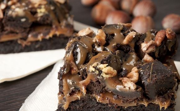 Brownies déstructurés au caramel et aux noisettes