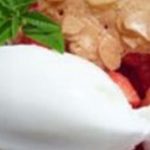Salade de fraises à la verveine, glace au yaourt de brebis et tuile aux amandes