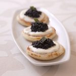 Blinis au caviar, crème et estragon