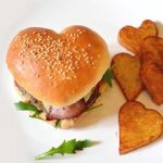 Burger en forme de coeur pour les amoureux