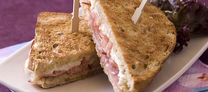 Club sandwich au fromage de chèvre et au bacon