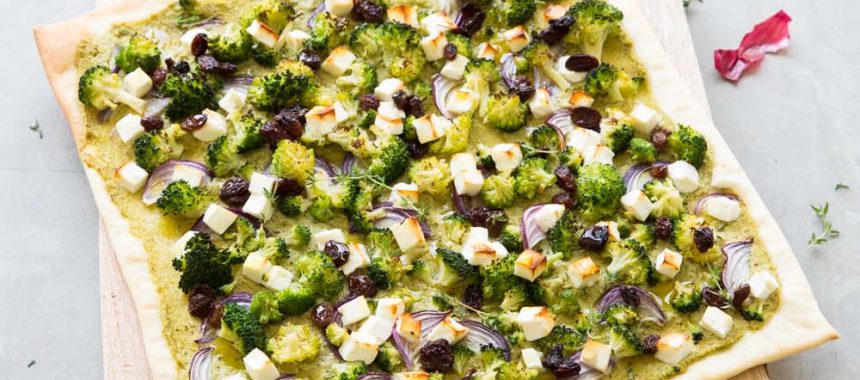 Pizza brocoli, feta et raisins secs