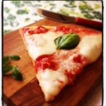 Pizza margherita, sauce tomate et basilic