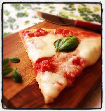 Pizza margherita, sauce tomate et basilic