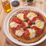 Pizza de chou-fleur aux tomates et mozzarella (sans gluten)