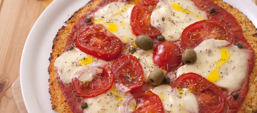 Pizza de chou-fleur aux tomates et mozzarella (sans gluten)