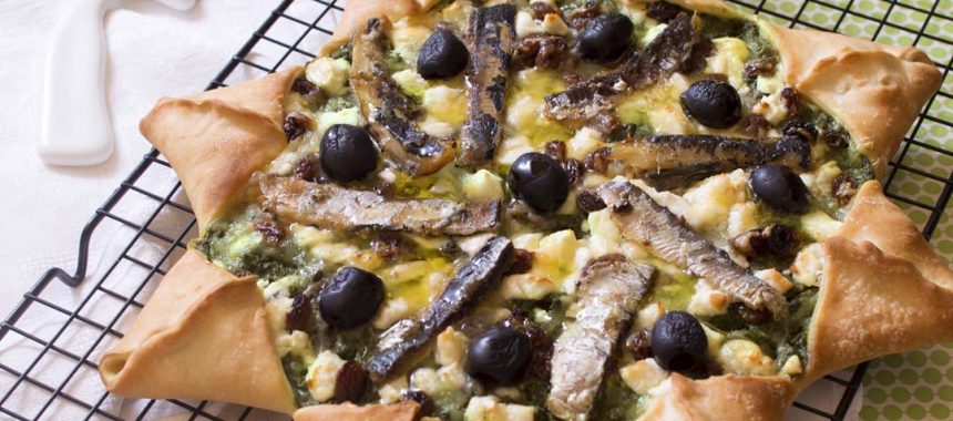 Pizza étoile aux épinards, sardines, feta et raisins