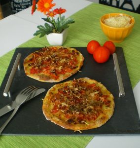 Petites pizzas de pommes de terre au lard et tomates