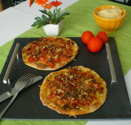Petites pizzas de pommes de terre au lard et tomates
