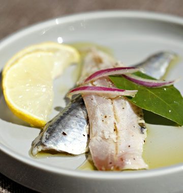 Sardines marinées au citron, laurier et oignon rouge