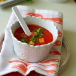 Soupe de tomates au pesto de roquette et persil, croutons de polenta