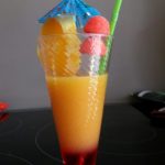Cocktail sans alcool (orange, sirop de grenadine, jus d’orange, fraises Tagada)