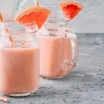 Smoothie pêches pamplemousse verveine