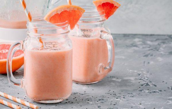 Smoothie pêches pamplemousse verveine
