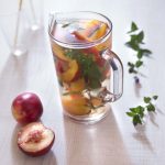 Detox water pêches menthe