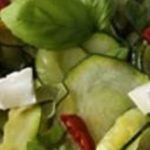 Salade de courgettes au basilic, piment et citron