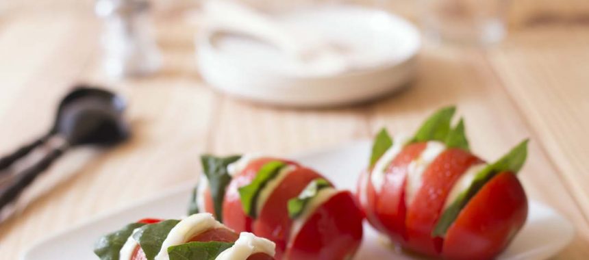Tomates mozzarella basilic façon hasselback