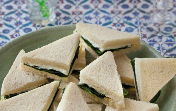 Sandwichs triangles fromage frais moutarde et épinard