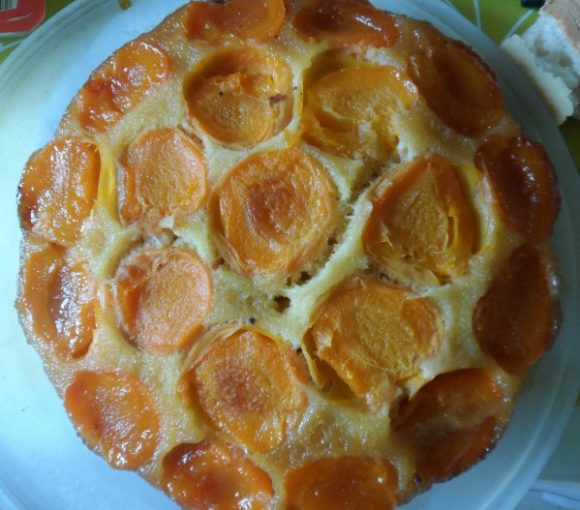 Gâteau aux abricots et au caramel