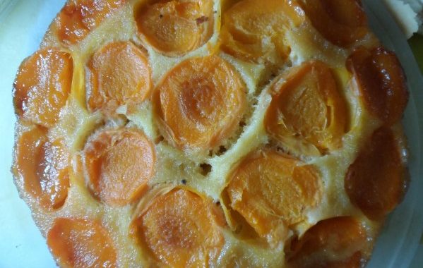 Gâteau aux abricots et au caramel