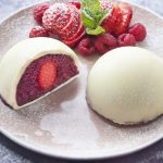 Dôme croquant de chocolat blanc à la mousse de fruits rouges et coeur de fraise