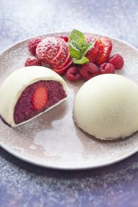 Dôme croquant de chocolat blanc à la mousse de fruits rouges et coeur de fraise