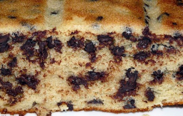 Gâteau moelleux au yaourt et pépites de chocolats