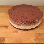 Gâteau aux 3 chocolats sur fond croustillant au praliné