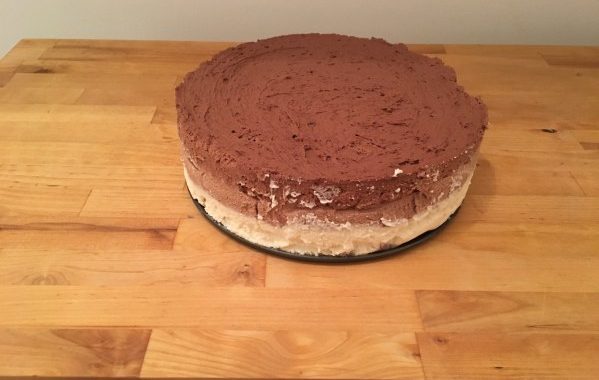 Gâteau aux 3 chocolats sur fond croustillant au praliné