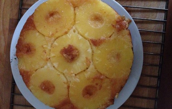 Gâteau au yaourt caramélisé à l’ananas
