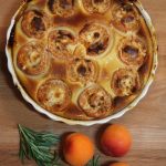 Clafoutis aux abricots, amandes et romarin