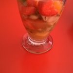 Salade de fruits exotiques : kiwi, kakis, ananas et fruits de la passion