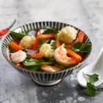 Bouillon aux crevettes, légumes et coriandre