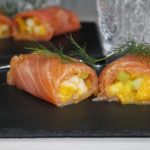 Rouleaux de saumon fumé aux crevettes et fruits exotiques