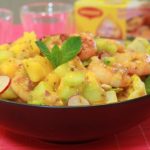 Salade de crevettes, mangue et oignon rouge