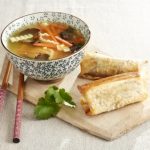 Soupe chinoise aux légumes et samossa de boeuf
