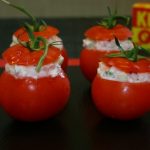 Tomates farcies crevettes et saumon aux légumes croquants
