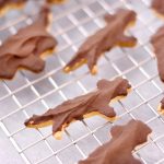 Sablés dinosaures nappés au chocolat