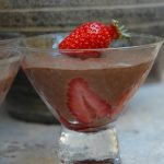 Mousse au chocolat sur lit de fraises