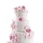 Wedding cake blanc aux pétales de fleur