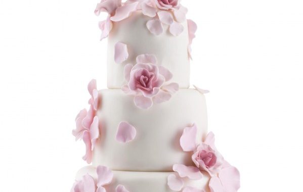 Wedding cake blanc aux pétales de fleur