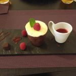 Panna cotta au coulis de framboise et coque en chocolat pour un repas romantique