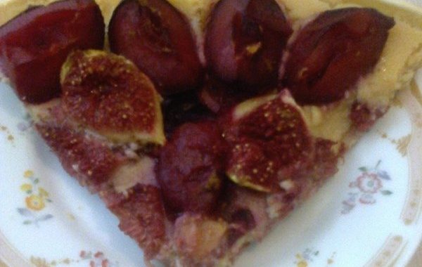 Tarte aux prunes, figues et cannelle