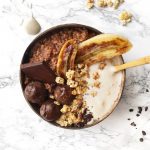 Porridge chocolaté, bananes caramélisées, granola noix de pécan et miel