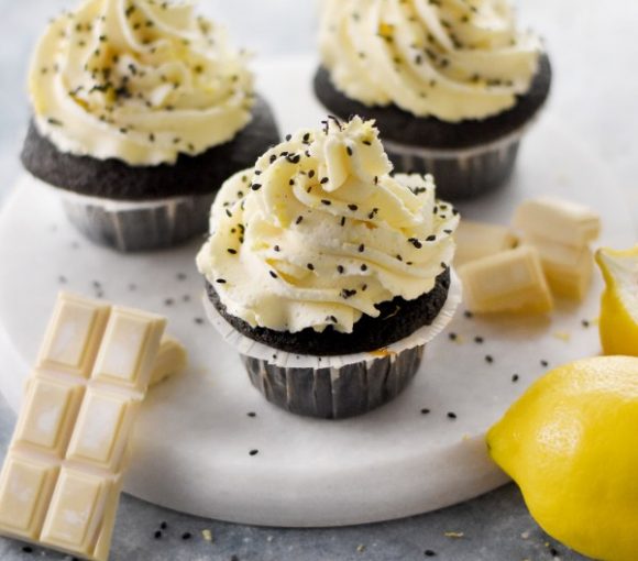 Cupcake noir au charbon et crème au citron