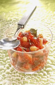 Salade de fraises à la menthe et aux raisins secs