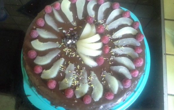 Sainte Aurore (gâteau chocolat- poire fourré mousse chocolat-framboise glaçage fudge)