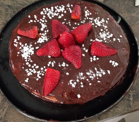 Gâteau aux fraises et mousse de chocolat